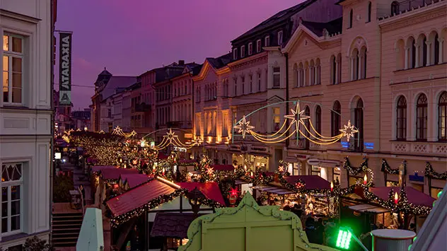 Blick über den Weihnachtsmarkt in einer Straße in Schwerin