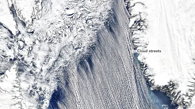 Lang gezogene Wolkenstraßen über der Labradorsee westlich von Grönland.