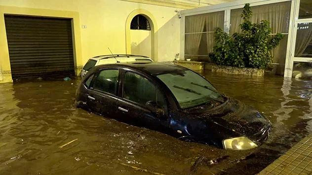 Sizilien: Autos stehen bis zu den Fenstern im Wasser