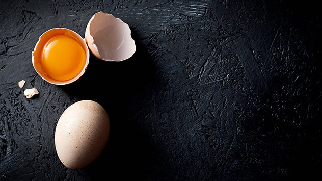 Galbenul de ou de găină poate conține 5,6 micrograme de vitamina D la 100 de grame de produs.