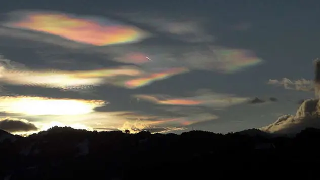 irisierende Wolken über den Alpen