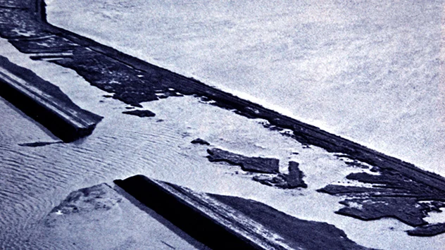 © dpa Die Hochwasserschutzanlagen in den Niederlanden hielten dem gewaltigen Druck der Nordsee nicht stand und wurden durchbrochen.
