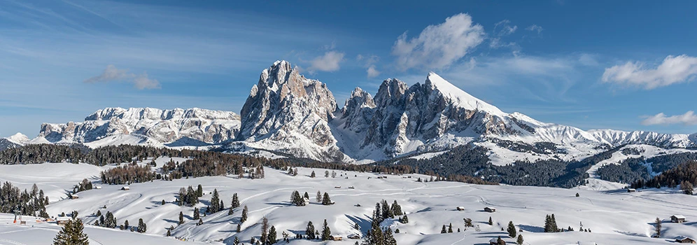 Sonnenskilauf in der Dolomitenregion Seiser Alm - © Seiser Alm Marketing/Helmut Rier Eine verschneite Berglandschaft