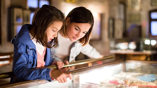Herbstaktivität: Museumsbesuch Frau und Kind besuchen ein Museum