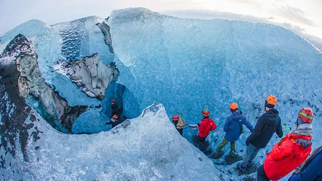 Der Vatnajökull auf Island: Eisblau schimmern die Wände am Gletschertor dieser Eishöhle