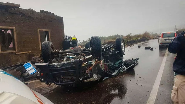 Ein Tornado hat auf Pantelleria ein Auto durch die Luft gewirbelt