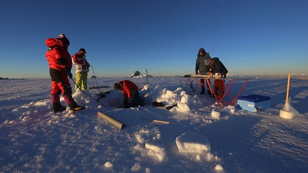 Forscher auf einer Eiskappe in den Ostalpen