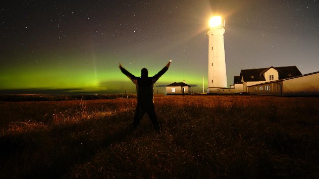 nordlys med fyrtårn i baggrunden