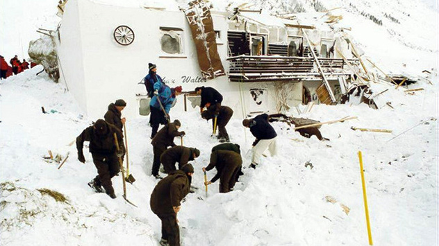 Das Ausmaß der Zerstörung ist kaum vorstellbar. Teilweise türmen sich die festgepressten Schneemassen bis zu zehn Meter hoch. 