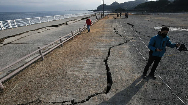 Große Risse auf einem Parkplatz nach einem Erdbeben in Japan