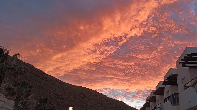 La presencia de nubes altas y medias, como los altocúmulos, dejan estampas espectaculares al atardecer. Así se pudo observar en Carboneras, Almería. 