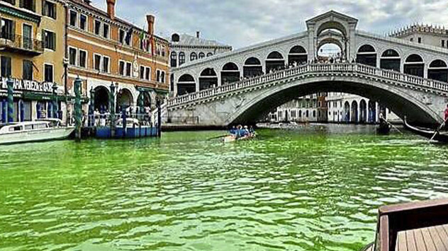 Delen van het Canal Grande in Venetië zijn groen gekleurd. - © dpa