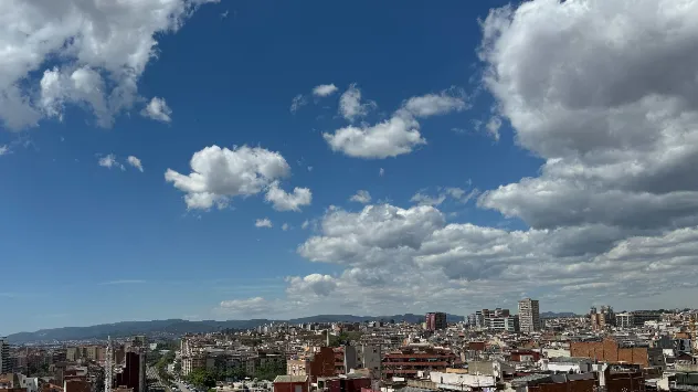 Nubosidad de evolución vista desde Hospitalet de Llobregat, en Barcelona. En el interior de Cataluña las tormentas han sido frecuentes. 