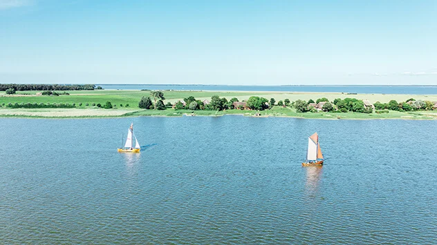 Blick auf den Bodden und die Ostsee mit zwei Zeesbooten