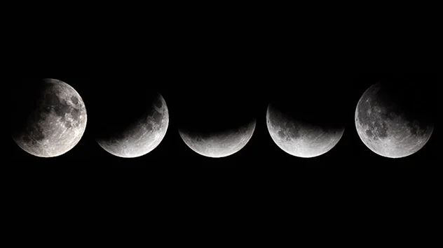 Diese Bildmontage zeigt den Vollmond zu verschiedenen Phasen der partiellen Mondfinsternis.