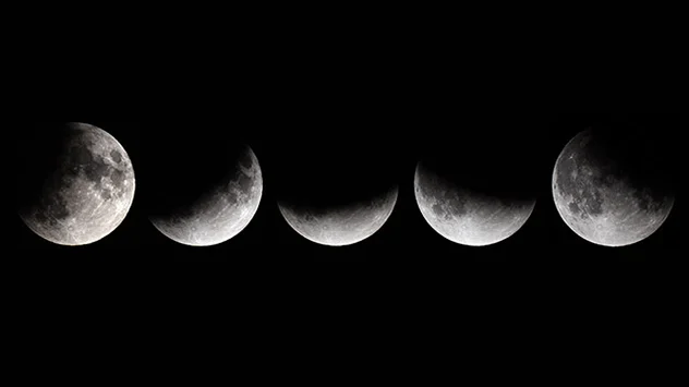 Bild: dpa Diese Bildmontage zeigt den Vollmond zu verschiedenen Phasen der partiellen Mondfinsternis.