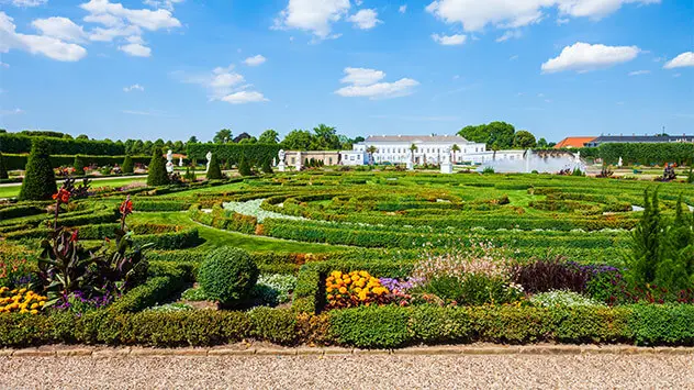 Blick über die symmetrischen Rabatte des Großen Gartens mit dem Schloss im Hintergrund