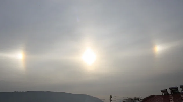 Wie ein seidener Schleier zieht sich hier die Cirrostratusbewölkung über den Himmel. Nebensonnen leuchten auf