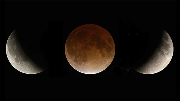 Bildmontage aus drei Phasen einer Mondfinsternis: Rechts kurz vor und links kurz nach der totalen Phase, die in der Mitte dargestellt ist.