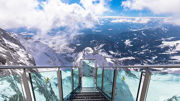 Blick vom Sky Walk über das Dachsteingebirge