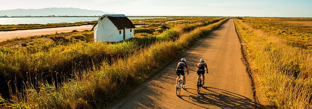 Zwei Radfahrer unterwegs im Ebrodelta - © Patronat-de-Turisme-de-la-Diputació-de-Tarragona-INVERTIDA Zwei Radfahrer unterwegs im Ebrodelta