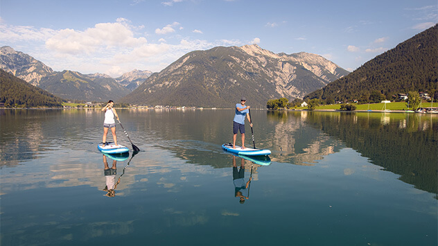 Familie macht Stand-up-Paddling auf dem Achensee