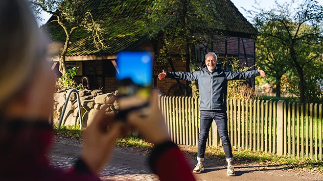 Schlosserlebnistour im Schweriner Umland - Bild: TMV/Gross Fotosession vor einem Bauernhaus im Freilichtmuseum Mueß