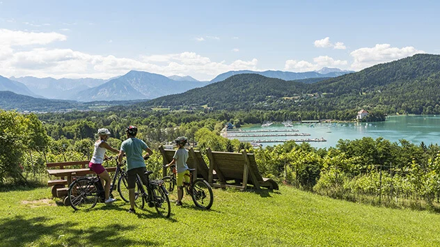 Familie radelt in der Region Klagenfurt um den Wörthersee