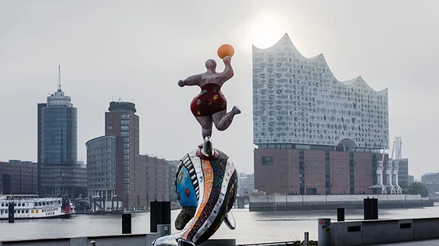 Die Sonne schimmert über Hamburg milchig durch die Stratusbewölkung. 