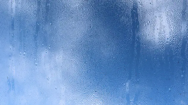 Kondenswasser an Fensterscheibe - Taupunkt erreicht