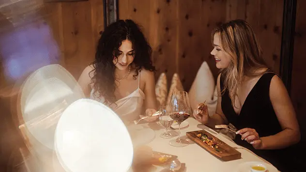 Zwei Frauen beim Essen in einem Restaurant