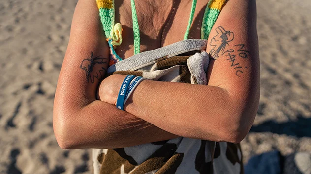 Eisbaden in der Ostsee - Bild: TMV/Gross Eine Frau mit verschränkten Armen, die Gänsehaut hat.