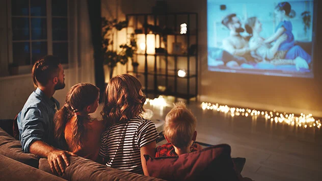 Herbst drinnen verbringen: Kinoabend zu Hause Familie macht einen Kinoabend zuhause