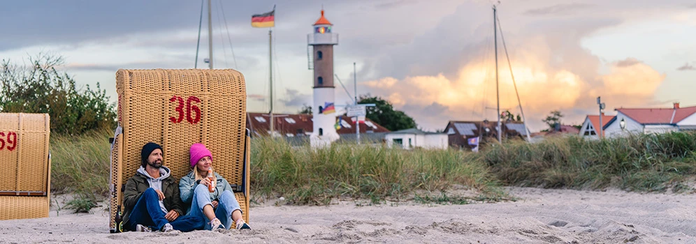 Workation auf der Ostseeinsel Poel - © TMV/Gross Ein Paar lehnt am Strand auf der Insel Poel an einem Strandkorb