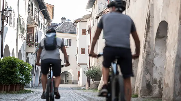 Zwei Fahrradfahrer radeln durch die Gemeinde Neumarkt.
