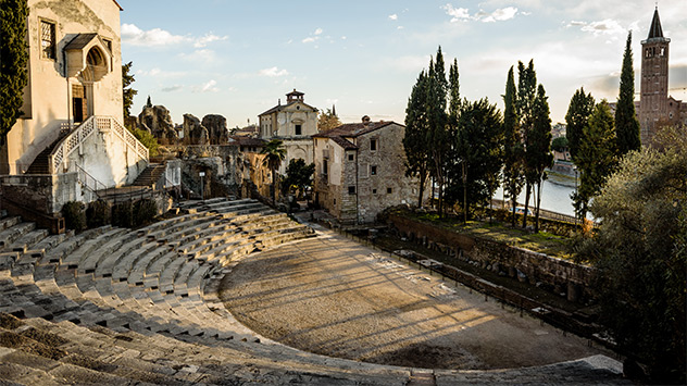 Abendstimmung im römischen Theater in Verona direkt am Fluss