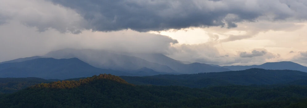 Wolken stauen sich an Berge