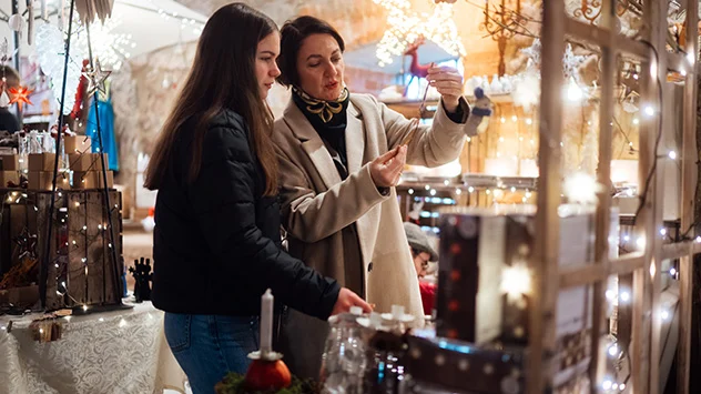 Weihnachtsmarkt auf Schloss Ulrichshusen - Bild: TMV/Petermann Mutter und Tochter betrachten Dekoartikel auf dem Weihnachtsmarkt.