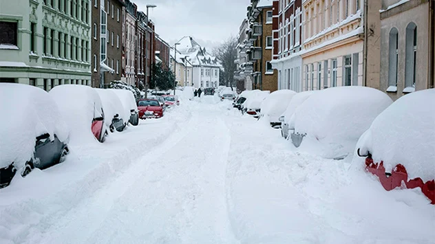 Schneemasse im Flensburger Zentrum, Autos vom Schnee begraben