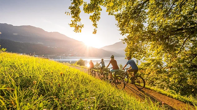 Radler im Sonnenuntergang am Millstätter See