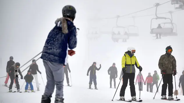 De eerste wintersporters skiën op Skiliftkarussell Winterberg. 