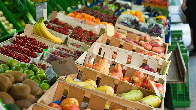 Regionales Obst und Gemüse im Sommer: Auswahl an Sommerobst Frisches Obst in Kisten an einem Marktstand