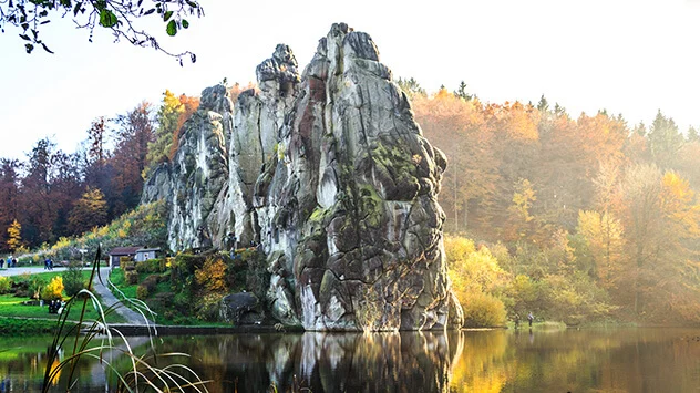 Blick über See und Externsteine im Teutoburger Wald