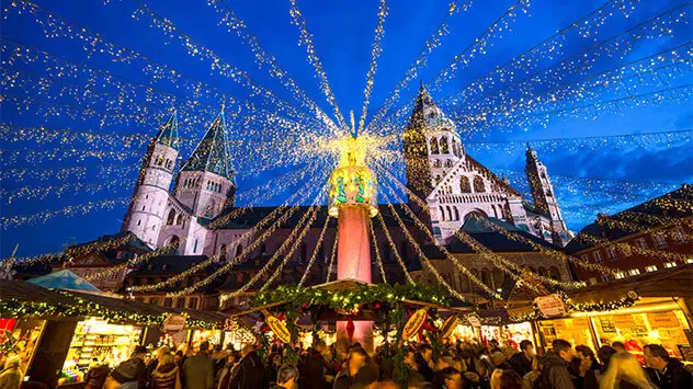 Lichterketten über dem Weihnachtsmarkt in Mainz