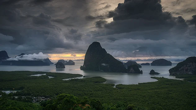 Das warme Meer im Bereich des äquatorialen Westpazifiks sorgt dafür, dass viel Wasser verdunstet und dass sich somit viele Regenwolken bilden.