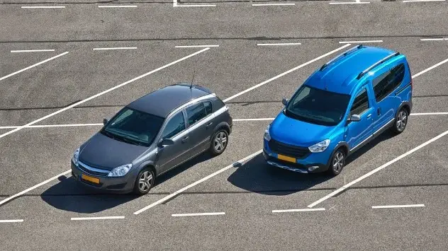 Parkirano auto na cesti ima vrlo netočno mjerenje temperature zraka