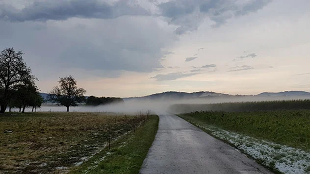  Durch die Verdunstungskälte über der Hageldecke bildet sich flacher Nebel. 