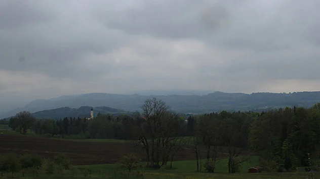 Dunkle Wolken über spätherbsliche Landschaft