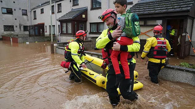 Rettungskräfte bringen Anwohner in der schottischen Stadt Brechin südwestlich von Aberdeen in Sicherheit.