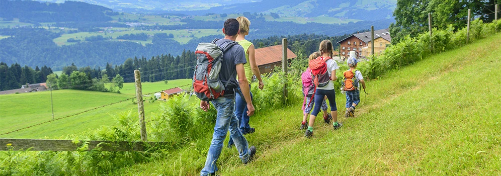 Familie wandert durch Berge